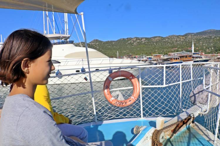 <p> Teknede, her bir öğrenci için can yeleği de yer alıyor. Öğrenciler, tekneden indikten sonra ise kendilerini bekleyen servis aracına binip karayoluyla okullarına ulaşıyor.</p>