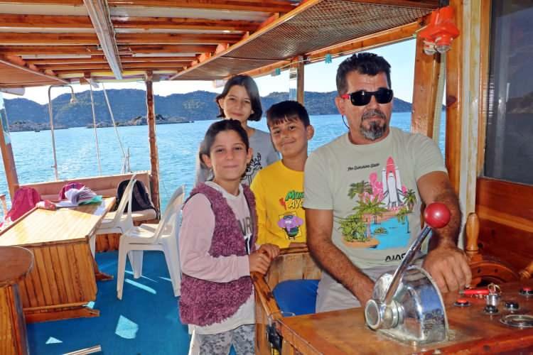 <p>“Kendi çocuklarım gibiler”</p>
<p>Tekne kaptanı Mehmet Ekici ise, sabah 08.15’de demir aldığını ve 15 dakikalık mesafe kat ettikten sonra öğrencileri tekneye aldığını anlattı.</p>