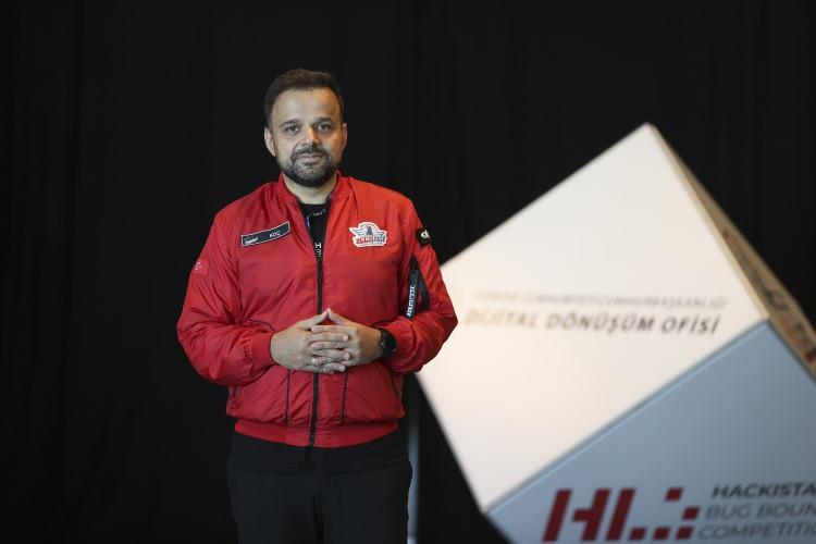 <p>"Sistemde zafiyet bulanlara mükafat veriyoruz"</p>

<div> 
<div> HackIstanbul'da ilk seneden bu seneye bakıldığında bir sinerjinin oluştuğunu belirten Koç, "İlk sene sadece Türk, Japon ve İngiliz takımları vardı. Birbirleriyle tanıştıktan sonra her sene artık takımlar uluslararası olmaya başladı. Takımın birisinde bir tane Türk var, iki tane Ukraynalı var, bir tane Rus var. Böylece bir network oluştu ve birbirleriyle sürekli iletişim halindeler." ifadelerini kullandı. Koç, HackIstanbul'un, uluslararası bir yarışma olduğu için TEKNOFEST'te dolarla ödül veren bir yarışma olduğunu dile getirdi.</div>
</div>
