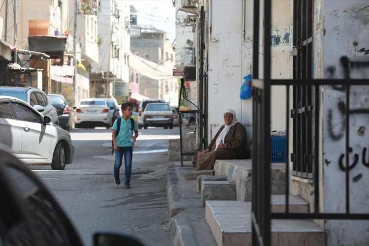 <p>Cenin Kampı'ndaki Filistinli grupların askeri kanatları ilk kez "Ortak Operasyonlar Odası" adı altında bir oluşum kurulduğunu duyurdu. Oluşumda, Hamas, Fetih ve İslami Cihada bağlı askeri gruplar yer alıyor.</p>
