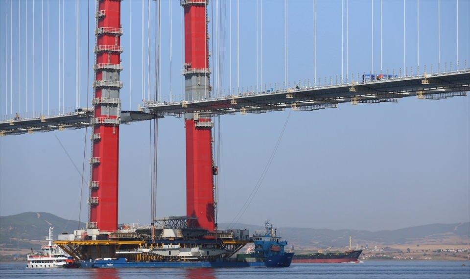 <p>Köprünün, Çanakkale Deniz Zaferi'nin 107'nci yıl dönümüne rastlayan 18 Mart 2022'de hizmete alınması planlanıyor.</p>