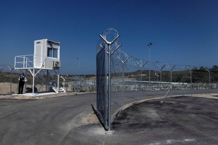 <p>Yunanistan'ın Sisam adasında "kapalı" mülteci kampı açıldı. Dikenli tellerle çevrili kampa elektronik çiple giriliyor.</p>
