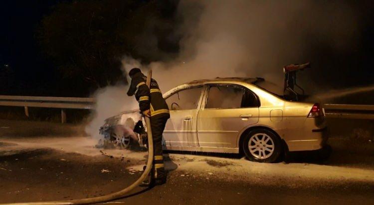 <p> Kısa sürede adeta alev topuna dönen otomobilde zaman zaman patlamalar yaşanırken, olay yerinde yaşanan panik kameralara anbean yansıdı.</p>