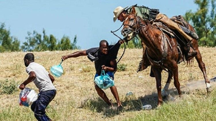 <p>Amerikan sınır polisinin Haitili göçmenlere yaşattığı eziyet tüm Dünya'nın gündeminde. At üstünde kovboy şapkalı Amerikan sınır devriyelerinin Haitili göçmenleri kırbaçlamasını görüntüleyen ajansların fotoğraf ve videoları servis etmesinin ardından Beyaz Saray bir açıklama yapmak ve özür dilemek zorunda kaldı.</p>
<p> </p>