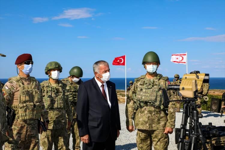 <p>Tatbikat kapsamında gerçekleştirilen "Seçkin Gözlemci Günü"ne KKTC Cumhuriyet Meclisi Başkanı Önder Sennaroğlu, Kıbrıs Türk Barış Kuvvetleri Komutanı Tümgeneral Sezai Öztürk ve Güvenlik Kuvvetleri Komutanı Tümgeneral Zorlu Topaloğlu'nun katıldığı kaydedildi.</p>
