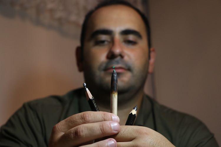 <p>Ne kadar çoğalırsak o kadar keyif alırım. Elimin, gözümün, fizyolojimin el verdiği sürece bu sanata devam edeceğim. Zaten şöyle bir durum oluşuyor. Ne kadar miniğe inersem o kadar hoşuma gidiyor. Tabii çok miniğe inince mikroskop kullanmak zorunda kalıyorum. Onun için amacım olabildiğince minimalleşmeye çalışmak ve olabildiğince insana ulaşmak. Bu sanatı yapan ne kadar çok insan olursa o kadar mutlu olurum” diye konuştu.</p>