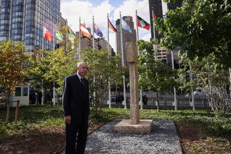 <p>Cumhurbaşkanı Erdoğan, BM 76. Genel Kurulu'na hitabının ardından, BM bahçesinde sergilenen dikilitaş replikasını ziyaret etti.</p>
