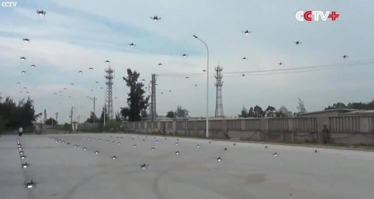 <p>Resmi televizyon CCTV tarafından ekrana getirilen video kaydı, Çin Halk Kurtuluş Ordusu askerlerinin bir masa başında işgal planını konuşmasıyla açılıyor ve birliklerden hızlı hareket etmesi isteniyor. Ordu komutanından her an bir muhabereye hazır olmaları emrini alan askerler gece yarısı yola çıkıyor, görüntü orman içinde kamufle olan askerlerin ilerleyişi ve havalanan drone sürüsüyle devam ediyor.</p>