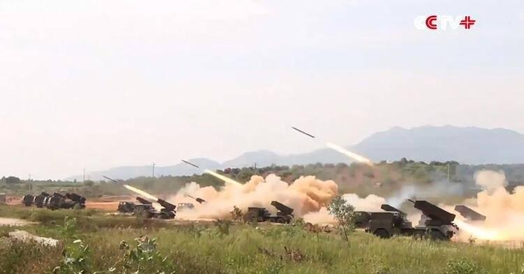 <p>Harekete geçen çok sayıda amfibi çıkarma aracı adaya doğru yönelip ateş açıyor. Peşinden tanklar devreye giriyor ve hemen sonrasında bir başka adadan füze yağmuru başlıyor.</p>