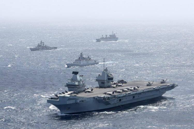 <p>ÇİN'İ ÇILGINA ÇEVİRECEK YENİ ADIM</p>
<p>Akdeniz'den Hint Denizi'ne açılan İngiliz uçak gemisi HMS Queen Elizabeth'in başını çektiği taarruz grubu ise, Malakka Boğazı'ndan geçerek Malezya açıklarına ulaştı.</p>