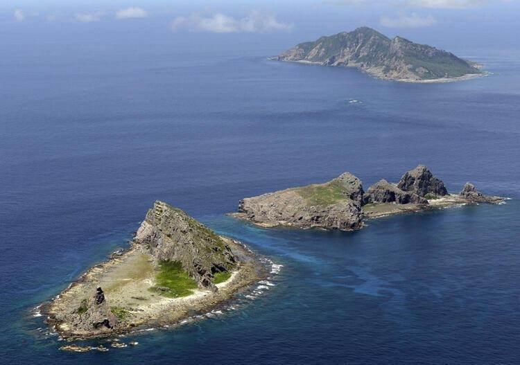 <p>Özellikle Japonya'nın böyle bir çatışmaya dahil olma olasılığını değerlendiren haber, Washington'un muhtemel bir savaşta Japonya'daki hava üslerine nasıl bel bağladığının altını çizdi. Bir yetkili, ABD ve Japonya'nın Çin deniz ve hava kuvvetlerinin hareketleri hakkında bilgi alışverişinde bulunmak için Tayvan ile acil olarak 'üçlü paylaşım mekanizması' oluşturması gerektiğini söyledi. Yetkili, “Bu tür verilerin bir kısmı Tayvan-ABD ve Japonya-ABD arasında paylaşılıyor. Ancak üçlü olarak doğrudan bir paylaşımımız yok” dedi ve ekledi: “Böyle bir şeyi beklenmedik bir durumun ortasında kurmaya başlayamazsınız. Şimdi başlanması gerekiyor."</p>
