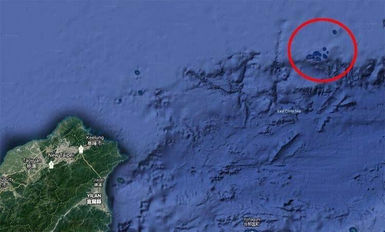 <p>Çin, bağımsızlığını kabul etmediği Tayvan'a 350 kilometre uzaklıkta yer alan Senkaku Adaları'ndaki Japonya hakimiyetini de tanımıyor ve Diaoyü ismini kullanmayı tercih ediyor. Komünist Parti'nin 100. kuruluş yıldönümünde konuşan Çin lideri Şi Jinping, sözü Tayvan'la birleşmeye getirdi ve "Hiç kimse, Çin halkının ulusal egemenlik ve toprak bütünlüğü konusundaki kararlılığını, iradesini ve kabiliyetini hafife almamalı" dedi.</p>
