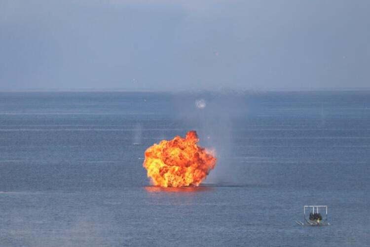 <p>"Ayrılıkçı herhangi bir adıma izin vermeyeceğiz. Kuvvet kullanmamak noktasında bir söz vermeyeceğimiz gibi, tüm gerekli adımları atmak konusunda da hakkımızı saklı tutacağız". Şi Jinping'in açıklamalarından sonra Çin ordusu Tayvan adası yakınlarında savaş uçakları ve gemilerin katıldığı gövde gösterilerine girişmişti.</p>