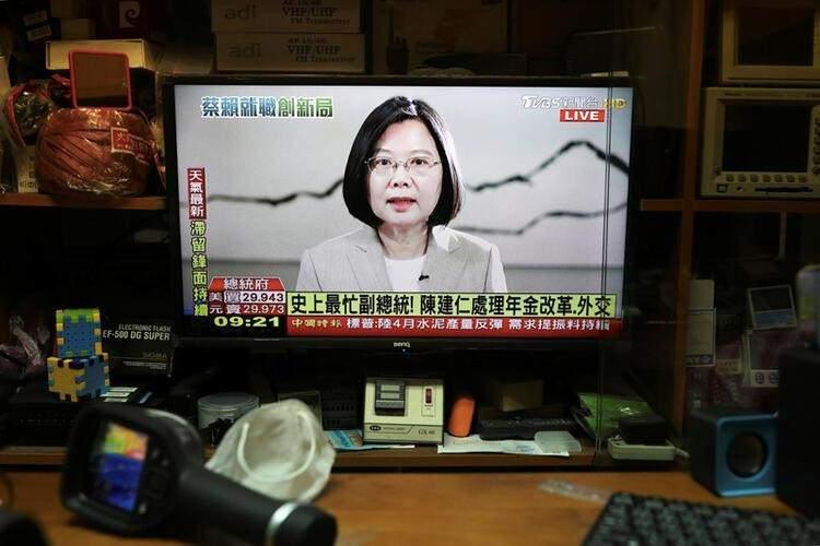 <p>Tayvan lideri Tsai Ing-wen ise, Pekin yönetimine verdiği yanıtta ülkesinin asla 'Tek ülke, iki sistem' düzenine geçmeyi kabul etmeyeceğini ilan ederek "Çin'in imzaladığı 1992 Mutabakatı 'Tek Çin' düzenine işaret ediyor. Şi Jinping'in sözleri kaygılarımızın yersiz olmadığını gösterdi" diye konuşmuştu.</p>
