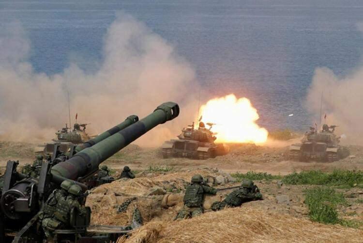 <p>Tayvan ordusu, aynı yılın Mayıs ayında gerçek füzeler ve mermilerle Çin işgaline karşı arka arkaya tatbikatlar düzenlemişti. Güney kenti Pingtung kıyılarındaki tatbikatta savaş gemileri ateş açmış, tank ve top atışları yapılmış, jetle ve helikopterler füze fırlatmıştı.</p>
