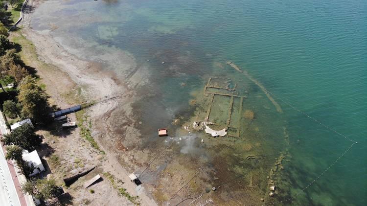 <p>Tarihi M.Ö. 4. yüzyıla uzanan, Bithynia, Selçuklu, Roma ve Osmanlı gibi pek çok medeniyete ev sahipliği yapan İznik'te, 2014 yılında havadan çekilen fotoğraflar sayesinde, İznik gölü içerisinde 2 bin yıllık bazilika olduğu ortaya çıktı.</p>
