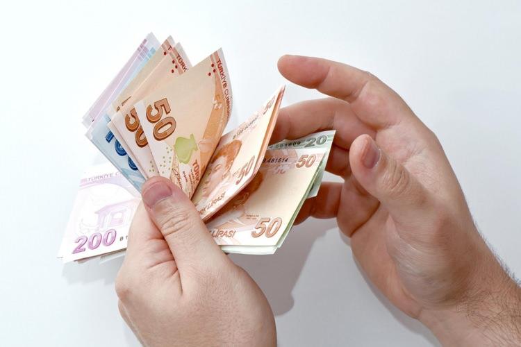 <p><strong>SSK'dan emekli olabilmek için Bağ-Kur'lu çalıştığım döneme ilişkin primleri sildirebilir miyim?</strong></p>
<p>Yatırılan Bağ-Kur primlerinin sildirilmesi mümkün değil. Primi ödenen son yedi yılda fazla prim yatırılan statüden emekli olunur.</p>