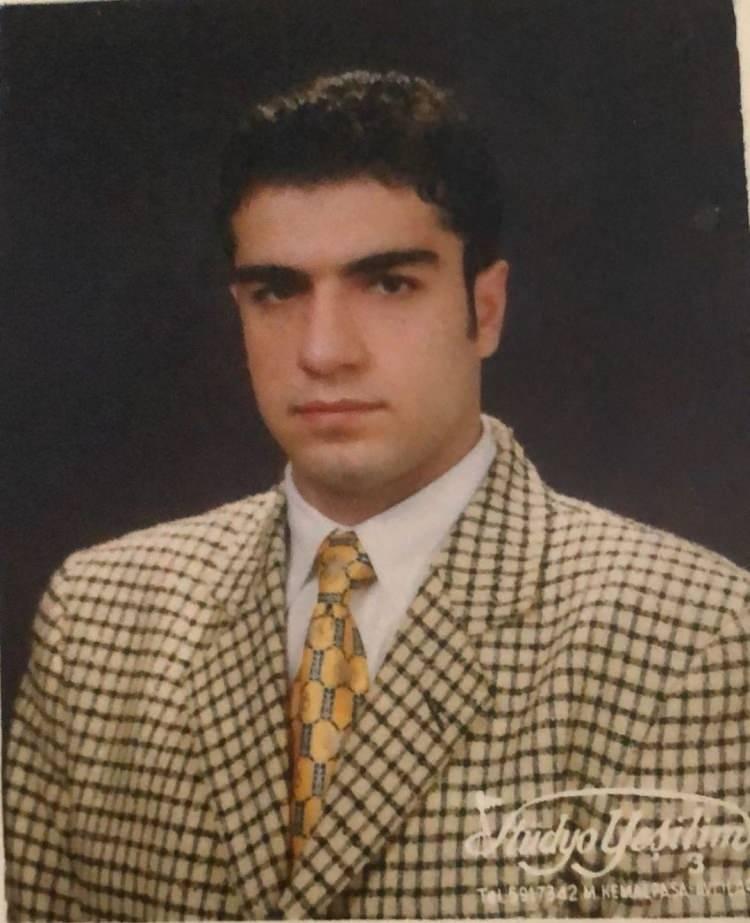<p><span style="color:#4B0082"><strong>"Günaydın, sene 1997... Üstümdeki ceketi çok severek, sahneden kazandığım parayla almıştım ve ona çok umut bağlamıştım. Çünkü onunla sahneye çıkacaktım ve o ceketle resim çektirip, parıltılı ışıklı sahnelerde 'Ben de varım' diyecektim. Sonra bütün bunlar gerçekleşti... Sahneler, ortamlar, ışıklar, dostlar, yalanlar dolanlar ve her şey bu sarı ceketin şahiti olduklarıydı sadece ama yine de şunu söylemeliyim ki; şu anki dönemden çok çok daha kaliteliydi o dönem, o insanlar... Anlatacak çok şey var ama devamını... Çok sevdiğim biri, hatta 'Kuzen' dediğim arkadaşım Döne'ye bu fotoğrafı bana attığı için teşekkür ederim."</strong></span></p>
