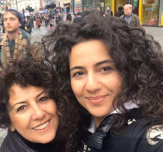 <p><span style="color:#800080"><strong>Annesi Günay Karacaoğlu'na olan benzerliğiyle dikkat çeken Gülenay'ı görenler şaşkınlıklarını gizleyemiyor.</strong></span></p>
