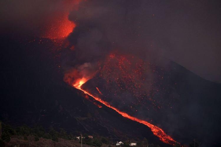 <p>Doğanın yarattığı yıkıcı felaketler arasında yer alan volkanik patlamalar, tüm dünyada uzmanlar tarafından yakından takip ediliyor. Dünya üzerinde 500 aktif volkan bulunuyor ve her yıl bunlardan 50 kadarı harekete geçerek lavlarını püskürtüyor.</p>
