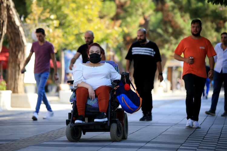 <p>Lise eğitimine devam eden Çoban, aynı zamanda hobi kurslarına gidiyor, sivil toplum kuruluşlarının faaliyetlerinde yer alıyor.</p>

<p> </p>
