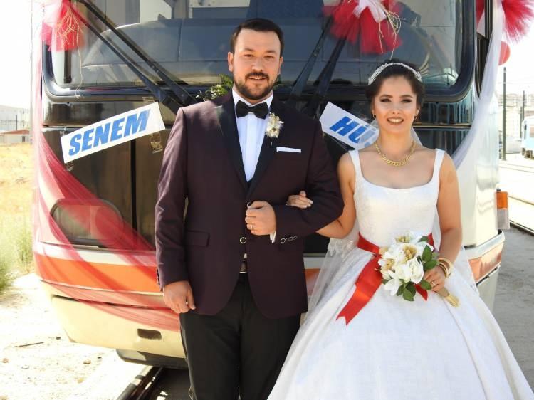 <p>Gaziantep Büyükşehir Belediyesi'nde görevli vatman çift, nikahlarına tramvayla gitti. Senem Büyüköz ile Hüseyin Üstünsoy çiftini, raylı sistemin Mavikent Park Alanı'nda mesai arkadaşları ve basın mensupları karşıladı. </p>
