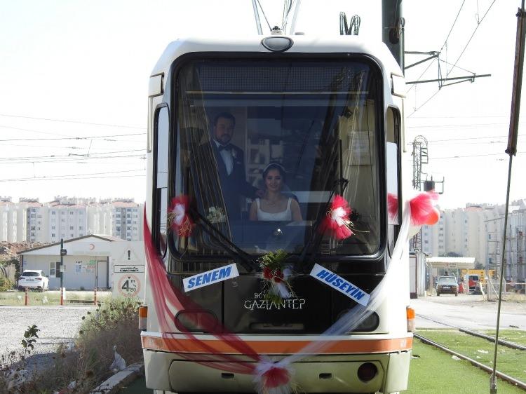 <p> Çift, konuşmaların ardından balon ve kurdelelerle gelin arabası gibi süslenen tramvayın vatman koltuğuna geçti. </p>