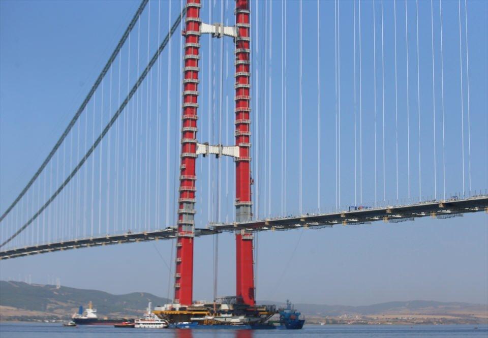 <p>Ulaştırma ve Altyapı Bakanı Adil Karaismailoğlu'nun yarın kente gerçekleştireceği ziyarette köprü inşaatında devam eden çalışmaları inceleyerek, Lapseki Ankraj Sahası'nda köprünün deniz üzerindeki çalışabilmesi için oluşturulan ve işçiler tarafından kullanılan "kedi yolu"ndan beraberindekilerle 4 bin 608 metre yürüyerek Avrupa kıtasına geçmesi planlanıyor.</p>
<p> </p>