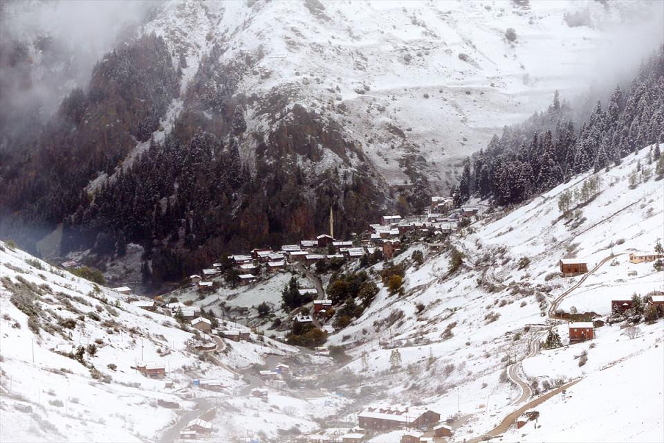 <p>Trabzon'un yüksek kesimleri, etkili olan kar nedeniyle beyaz örtüyle kaplandı. </p>
<p> </p>