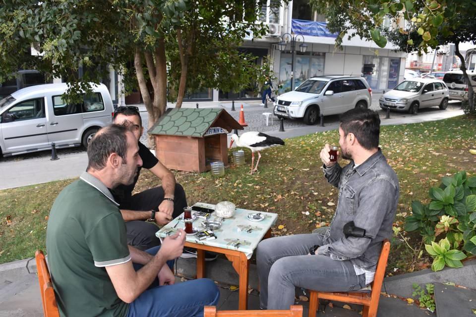 <p>Besledik hayvanı o da alıştı buraya gitmiyor. Geliyor, geziyor sabahları erken açıyorum burayı işte hayvan sevdiğimiz için bakıyoruz ona. </p>
