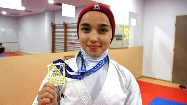 <p>Trabzon'da, 9 yıl önce kendisini savunmak amacıyla karateye başlayan Keyda Nur Çolak (19), kolundan sakatlanmasına rağmen bırakmadığı sporda, 3 kez Avrupa şampiyonu oldu.</p>
