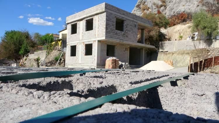 <p>Kaba inşaatın tamamlanmak üzere olduğu evlerde sıva, elektrik ve su gibi çalışmalarla devam edilecek. Yeni yapılan evlerinin yapımında her anına şahit olan aileler evlerinin tamamlanacağı günü de iple çekiyor.<br />
</p>