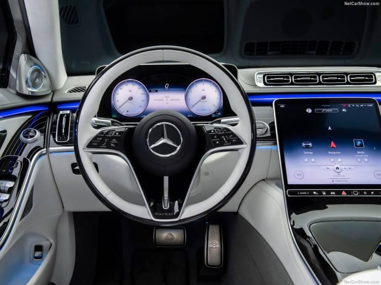 <p> Yeni Mercedes-Maybach S-Serisi, tavan döşemesindeki 3D lazer kameralar yardımıyla arka yolcuların jest ve hareketlerini de kaydedebiliyor. Örneğin MBUX İç Mekan Yardımcısı, kullanıcının el hareketi ile emniyet kemerine uzanma niyetini tespit eder etmez ilgili taraftaki otomatik emniyet kemeri uzatma fonksiyonunu etkinleştiriyor.</p>
