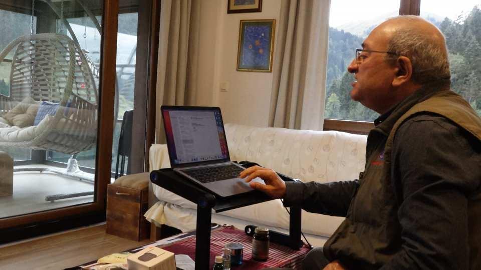 <p>Üniversitenin yüz yüze eğitime başlama kararı nedeniyle İstanbul’a dönmeye hazırlanan Kadıoğlu, ormanın sınırında bulunan evini bozayıdan koruyabilmek için ABD’den güneş enerjisi ile çalışan, düşük voltajda elektrik üreten ‘kovucu çit’ sipariş etti. Dokunulduğunda elektrik akımını hissedilen, zarar vermeyen çit nedeniyle hayvanlar, alandan uzaklaşıyor.</p>
<p> </p>