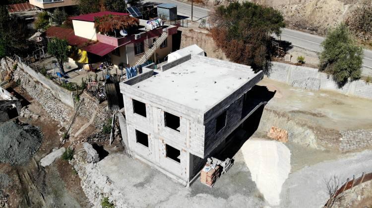 <p>Yangında yaklaşık bin 500 hektar ormanlık alanın küle dönerken bazı ev ve ahırlar yanarak küle dönmüştü.<br />
</p>