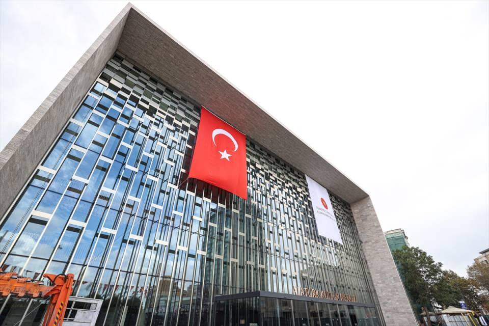 <p>Taksim'de 29 Ekim Cumhuriyet Bayramının 98. yıldönümünde hizmete açılacak Atatürk Kültür Merkezi'nde (AKM) son hazırlıklar yapılıyor.</p>

<p> </p>
