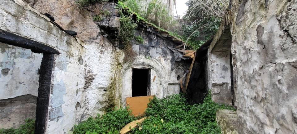 <p>Trabzon’un tarihi miraslarından Boztepe yamacındaki Kızlar Manastırı’nın alt kısmında, 2 yıl önce çıkan yangın sonrası, çatısı ve bazı duvarları çökünce atıl kalan evde, Doğal ve Tarihi Değerleri Koruma Derneği'nce 2 bin yıllık şapel bulundu. </p>
