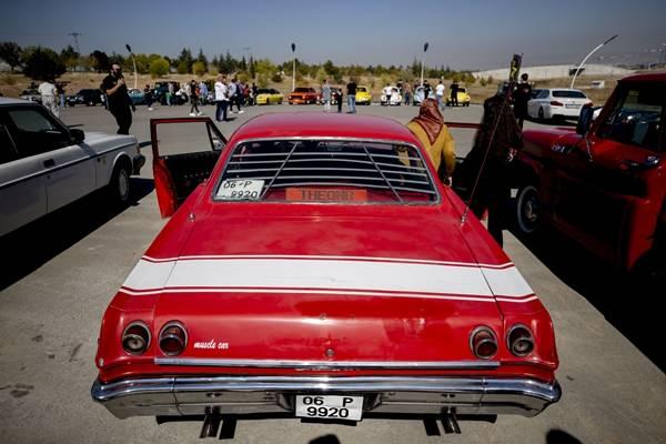 <p>Araç sahiplerinden Orhan Gürkan da heyecanını dile getirerek, "Ben Amerikan arabalarını çok seviyorum. Üstleri, kaportaları, motor sesleri beni etkiliyor. Burada güzel dostluklar da kuruyoruz. Bu araç 1976 model Buick Regal markalı araba. Yılına göre hemen hemen her şeyi var. Kliması, elektrikli koltuğu var ve otomatik vitesli bir araba. Sürüşü çok keyifli bir araba." diye konuştu.</p>

<p> </p>
