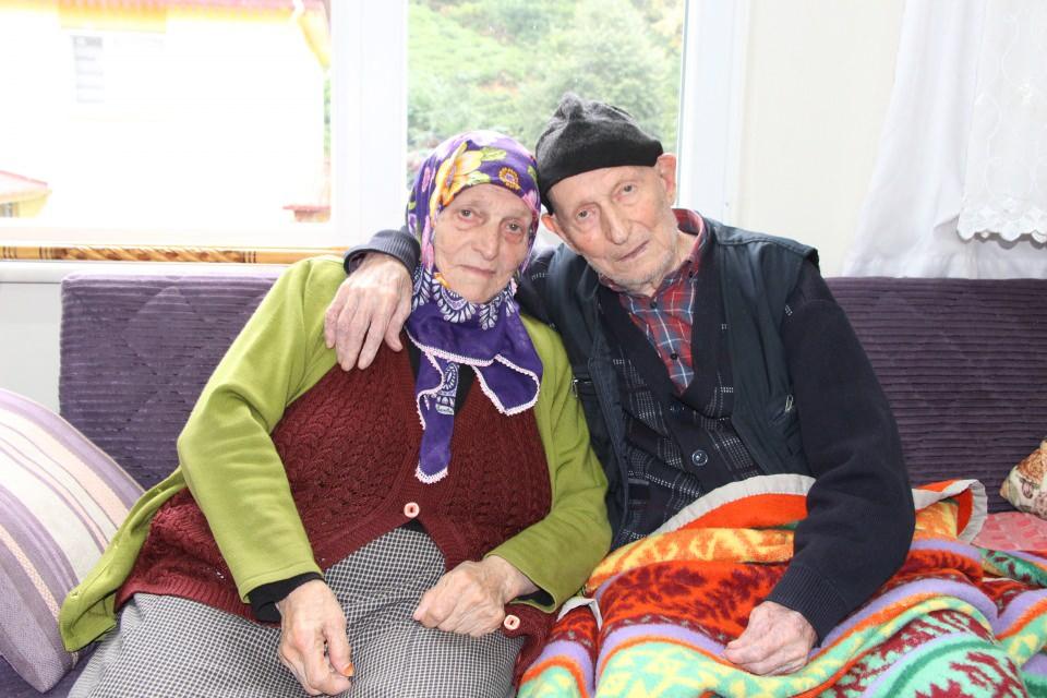 <p><strong>"Hiç boş durmazdı"</strong><br />
<br />
Babasının 110 yaşını geçtiğini belirten Nuri Keskin (55) ise "Gurbete giderlerdi. Yanlarında hep soğan, ekmek, zeytin olurdu. Babam her sabah 1 kaşık tereyağı yer. Şuan 110 yaşında hala daha yer. Yayık vurulduğu zaman ondan hemen bir kaşık yerdi. Fakat babam sürekli çalışmış. Hiç boş durmazdı. Hayır işleri yapmıştır. 4 yıl önceye kadar çalışırdı. </p>