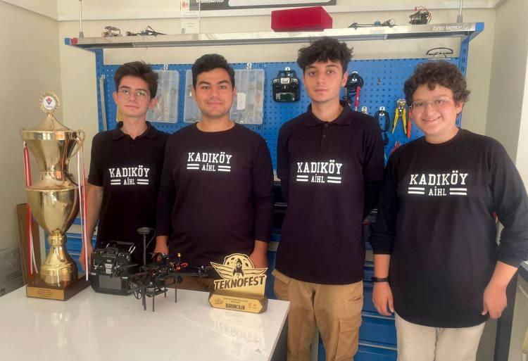 <p>Kadıköy Anadolu İmam Hatip Lisesi Teknoloji Takımı (KİTT), 2018 yılında kuruldu. Danışman hocaları Zafer Karagöz yönetiminde çalışan ve 20 öğrenciden oluşan KİTT takımı üyeleri, bugüne kadar çeşitli araçlar geliştirerek katıldıkları yarışmalarda önemli başarılar elde etti.</p>

