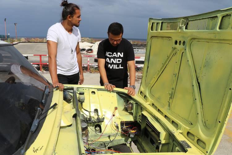 <p>Sanayi ve Teknoloji Bakanı Mustafa Varank da araca ilgi göstererek test etti. Yarışma öncesi elektronik kart üzerinde yaşanan talihsizlik üzerine araç yarışmadan derece elde edemedi. Yaşanan süreci anlatan Berat Cansız, seneye daha iyi hazırlanarak projeyi daha iyi bir şekilde yarışmaya taşıyacaklarını ifade ederek şöyle dedi:<br />
"Şubat ayında Teknofest başvurusunu gerçekleştirdik. otonom taksi kategorisinde.</p>
