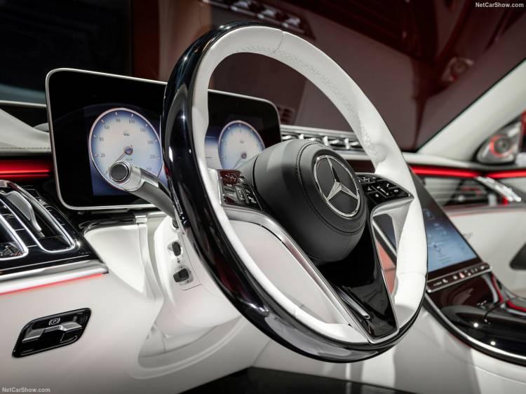 <p>Yeni Mercedes-Maybach S-Serisi’nde 9G-TRONIC otomatik şanzıman, ISG ile entegrasyon için daha da geliştirildi. Elektromotor, güç elektroniği ve şanzıman soğutucusu, şanzımanın içine veya üzerine taşındı. Bir elektrikli soğutucu kompresör kullanıldığı için ISG ile birlikte iki parça kayışlı tahrik düzeni devreden çıkartıldı. Bu sayede motor çalışmadığında da (start-stop ve süzülme fonksiyonu) iç mekanı verimli ve konforlu bir şekilde iklimlendirilebiliyor.</p>
