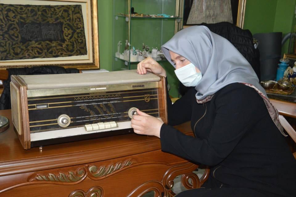 <p>Antika dükkanının dikkatini çektiğini belirten müşterilerden Beyza Ünlü de içeriye girdiğinde kendisini geçmişe yolculuk yaparken bulduğunu dile getirdi.</p>
<p> </p>