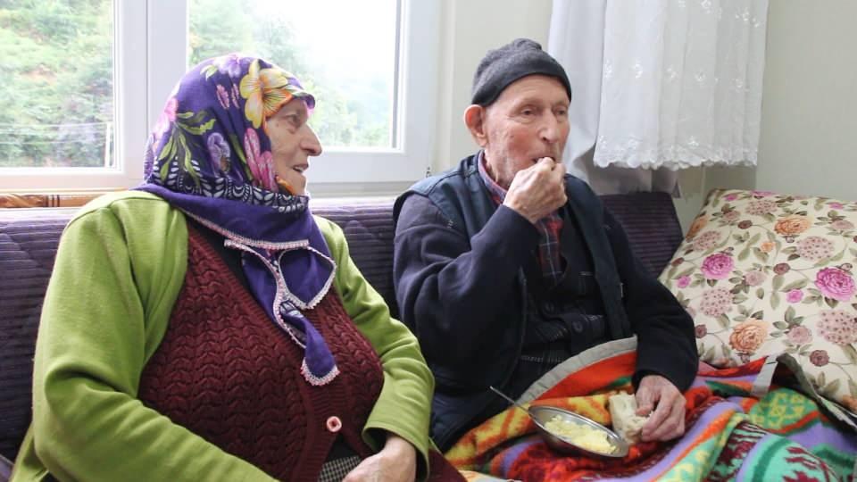 <p>Cumhuriyetin kuruluşuna tanıklık eden Gazi Mustafa Kemal Atatürk’ü Samsun’da gören 110 yaşındaki Dursun Ali Keskin, uzun yaşamanın sırrını her gün yediği bir kaşık organik köy tereyağına bağlıyor.</p>
