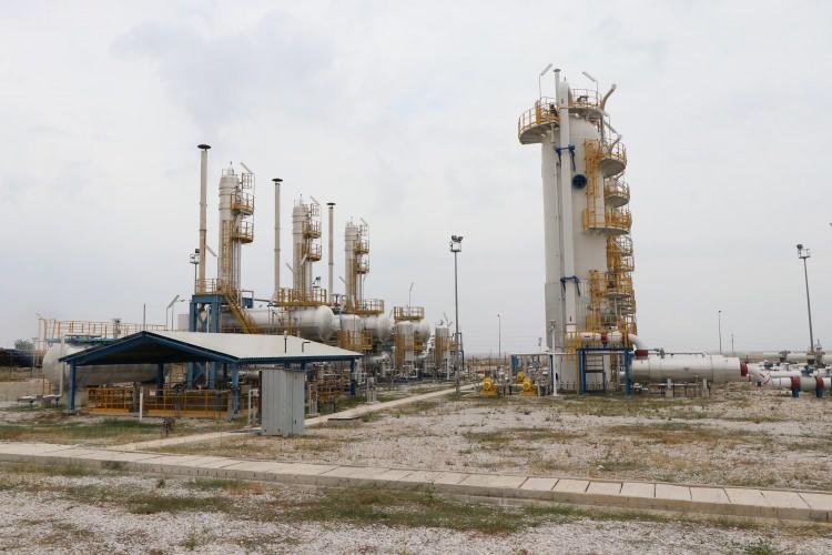 <p><strong>“Depolamada kullanılan elektrik enerjisinin yaklaşık yüzde 60’ı güneş enerjisinden karşılandı”</strong><br />
<br />
Proje kapsamında kurulan 1 mWe gücündeki güneş enerjisi santrali vasıtasıyla enerji üretilirken, yıllık 878 ton karbon salınımı önlenerek sürdürülebilir, çevreci kalkınmaya katkı sağlanıyor. Yıl içerisinde güneş enerjisi santrali ile 650 hanenin bir yıllık elektrik tüketimine karşılık gelen miktarda elektrik üretilirken, depolama faaliyetlerinde kullanılan elektrik enerjisinin yaklaşık yüzde 60’ı güneş enerjisinden karşılandı. Mevcut güneş enerji santraline ilave olarak 2 mWe gücünde güneş enerjisi santrali yapımı çalışmaları devam ediyor.</p>
