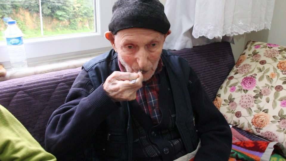 <p>Trabzon’un Of ilçesi Balaban Mahallesi’nde yaşayan 110 yaşındaki Dursun Ali Keskin tereyağının yanı sıra soğanı ve zeytini sofrasından eksik etmiyor.</p>

<p> </p>
