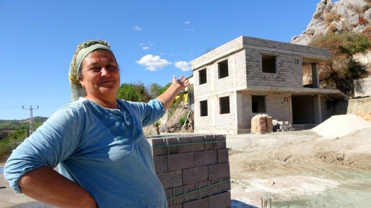 <p>Osmaniye merkeze bağlı Kazmaca köyünde çıkan orman yangınında evleri tamamen yanan Torşahin ve Sağlamer aileleri, yapımı devam eden yeni evlerine kavuşacak olmanın mutluluğunu yaşıyor. </p>
