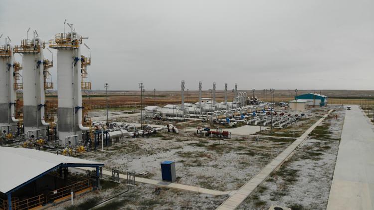 <p>Son yıllarda enerji alanında büyük projelere imza atılan Türkiye’de en önemli yatırımlardan birisi olan ve tamamlandığında dünyanın tuz yapılarındaki en büyüğü olacak Aksaray’ın Sultanhanı ilçesindeki Tuz Gölü Doğal Gaz Yer Altı Depolama Tesisi projesinde Eylül ayı itibariyle yüzde 51 genel ilerleme sağlandı. </p>

<p> </p>
