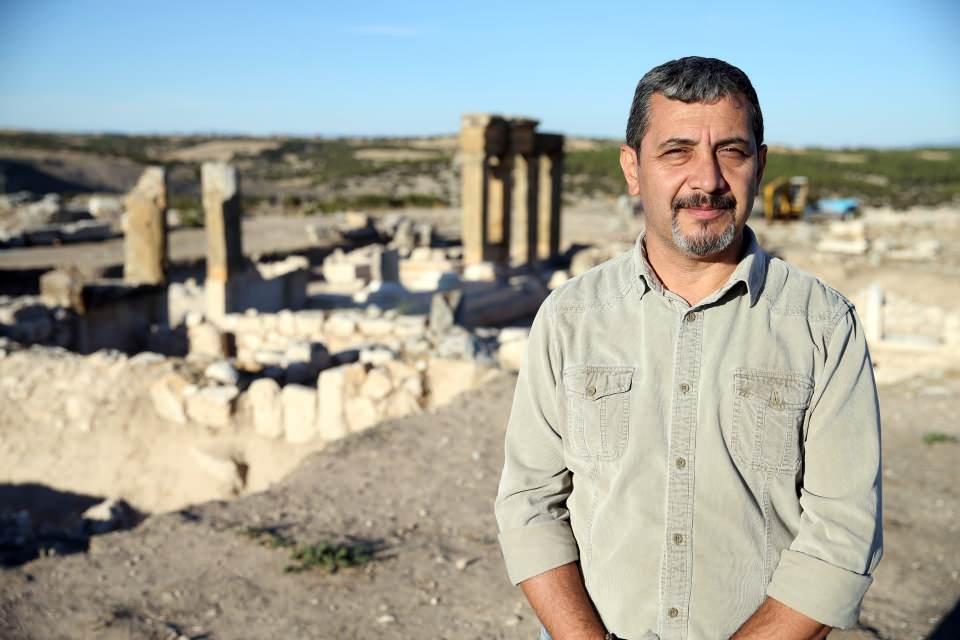<p>Kent girişinden başlayan ve bu mezar teraslarını dolaşan bir yürüyüş yolu olacağını ifade eden Can, "Bu proje dahilinde mezarların ışıklandırılması da planlanmakta. Önümüzdeki zamanlarda burada bütün nekropolü, ziyaret edilebilecek duruma getirmeyi planlıyoruz." dedi.</p>