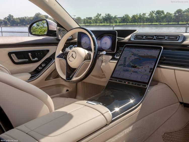 <p>Yeni Mercedes-Maybach S-Serisi’nin bir diğer özelliği.<br />
Yeni Mercedes-Maybach S-Serisi, iç mekanında da bol miktarda geleneksel tarzda lüks anlayışını sunuyor. Ön koltuklardaki geniş kaplamalar yepyeni bir özellik olarak devreye girerken; kaliteli ahşap yüzeyler de sürücü ve ön yolcu koltuklarının arkasını süslüyor. First-Class arka koltuk donanımında ise benzer bir kaplama, arkadaki iki koltuğun arasında da uygulanıyor.</p>
